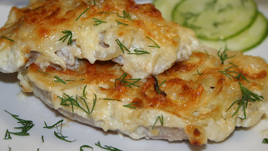 Farářské řízky téměř bez práce: Vepřové maso ve smetanové máčce se peče skoro samo a má božskou chuť