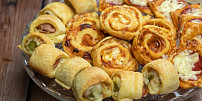 Snadné pohoštění z listového těsta: Pizza šneky, spirálky se šunkou nebo slané záviny nadchnou každou návštěvu