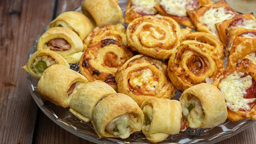 Snadné pohoštění z listového těsta: Pizza šneky, spirálky se šunkou nebo slané záviny nadchnou každou návštěvu