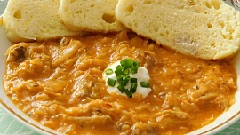 Segedín s domácím knedlíkem: Papriku přidejte ve správnou chvíli a hotové jídlo nechte uležet