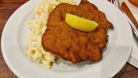 Kam a za kolik v Praze na nejlepší řízek: Víme, kde si pochutnáte už za 120 Kč a kde dáte 800 Kč za řízek s přílohou