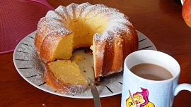 Rychlá šlehačková bábovka je nádherně vláčná, neuvěřitelně nadýchaná a jemná, přitom ji snadno zvládne i začátečník