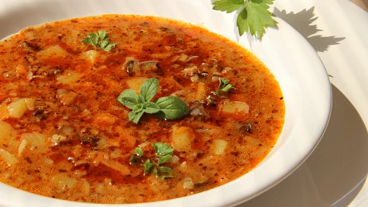 Blesková gulášová polévka zahřeje, zasytí a v sychravých dnech chutná obzvlášť skvěle. Hotová je za půl hodiny