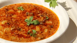 Hamburgerová polévka z mletého masa: Skvělá variace na českou gulášovku je zdravější a uvaříte ji do 30 minut