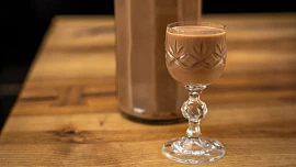 Vynikající likér z ledových kaštanů a Salka: Jemnou chuť čokolády doplňuje voňavý rum a jedna ingredience navíc