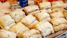 Mini štóly jako cukroví: Z tvarohového těsta jsou neuvěřitelně vláčné a vydatně posypané cukrem se rozplývají na jazyku