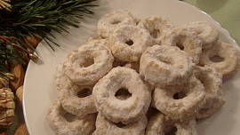 První pečené cukroví: Kokosová kolečka přivolají Vánoce a během adventu se krásně rozleží. Připravíte je ve strojku i bez