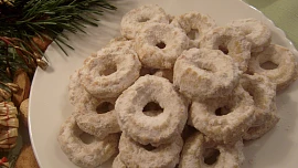 Kokosová kolečka: Cukroví se rozplývá na jazyku, krásně voní kokosem a pro správný tvar ani nemusíte použít strojek