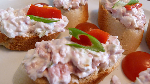 Hradecká pomazánka podle klasického receptu: Rychlá, levná a vynikající na obyčejný chleba i na chlebíčky