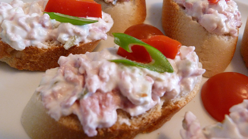 Hradecká pomazánka podle klasického receptu: Rychlá, levná a vynikající na obyčejný chleba i na chlebíčky