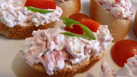 Pět nejoblíbenějších pomazánek na každý den: Připravte si k rychlé svačině či večeři tuňákovou, avokádovou nebo česnekovou