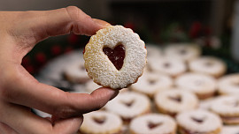 Linecké těsto podle receptu 3 : 2 : 1 se vždycky povede: Nejoblíbenější cukroví tak zvládnou upéct i děti