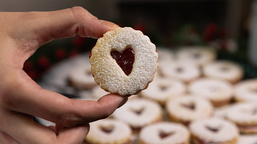 Linecké těsto podle receptu 3 : 2 : 1 se vždycky povede: Nejoblíbenější cukroví tak zvládnou upéct i děti