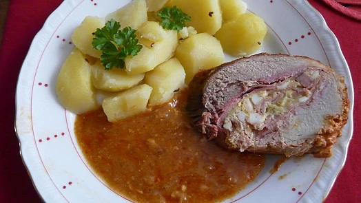 Jak na dokonalou vepřovou roládu: S vaječnou nádivkou se stane hvězdou svátečního stolu. Zvládnete ji napoprvé