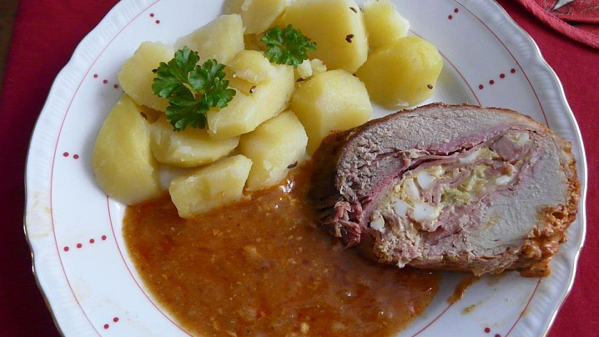Jak na dokonalou vepřovou roládu: S vaječnou nádivkou se stane hvězdou svátečního stolu. Zvládnete ji napoprvé