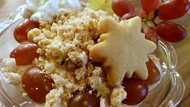 Jak využít zbylé cukroví? Dejte ho do poháru, vyrobte z něj křupavou posypku, nebo upečte skvělý dort cukrovník