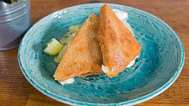 Jak správně obalit smažák, aby nevytekl: Stačí dodržet několik rad a při smažení zůstane sýr tam, kde má být