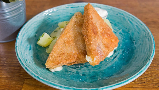 Jak správně obalit smažák, aby nevytekl: Stačí dodržet několik rad a při smažení zůstane sýr tam, kde má být