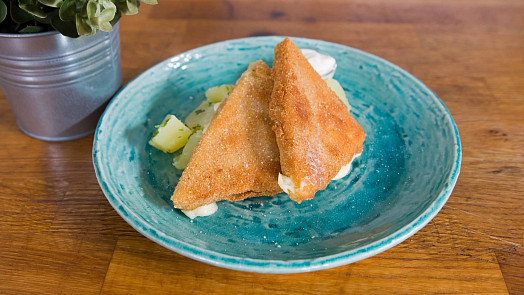 Jak správně obalit smažák, aby nevytekl: Stačí dodržet několik rad a při smažení zůstane sýr tam, kde má být