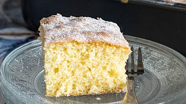 Retro limonádová buchta: „Limča“ nakypří těsto, dodá chuť a třeba i hravé barvy