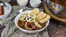 Guláš lázeňského šviháka zdobí klobáska a kousky papriky. Pikantní chuť zařídí křen, šťavnaté maso jedna tajná finta