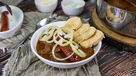 Guláš lázeňského šviháka zdobí klobáska a kousky papriky. Pikantní chuť zařídí křen, šťavnaté maso jedna tajná finta