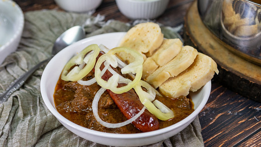 Guláš lázeňského šviháka zdobí klobáska a kousky papriky. Pikantní chuť zařídí křen, šťavnaté maso jedna tajná finta