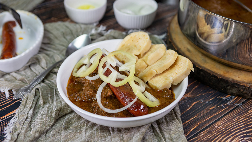 Guláš lázeňského šviháka si můžete připravit i doma a udělat si tak víkend v lázních.
