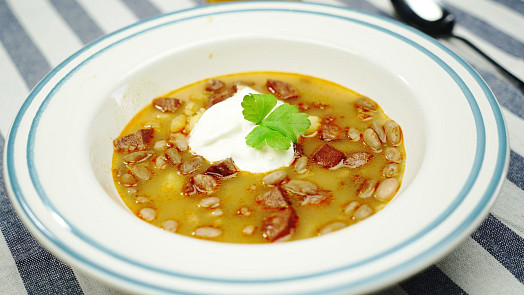 Maďarská fazolová polévka z jednoho hrnce: Je sytá díky uzenému masu a klobáse a skvěle chutná s jemnými nočky