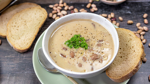 Výborná fazolová polévka: Vařené brambory ji dokonale zahustí, klobáska skvěle navoní a smetana báječně zjemní