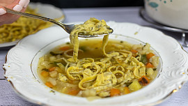 Celestýnské nudle do polévky: Jemné palačinkové nudličky, které promění i obyčejný vývar ve sváteční specialitu