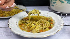 Celestýnské nudle do polévky: Jemné palačinkové nudličky, které promění i obyčejný vývar ve sváteční specialitu