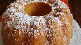 Bábovka z pomazánkového másla: Nezvyklá ingredience zajistí vláčnost, nadýchanost a jemnost, moučník je snadný a rychlý