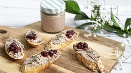 Luxusní domácí paštika na chleba i na topinky: Z kuřecích jater je krásně jemná a porce vyjde na míň než 10 korun