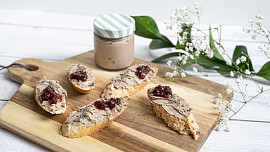 Luxusní domácí paštika na chleba i na topinky: Z kuřecích jater je krásně jemná a porce vyjde na míň než 10 korun