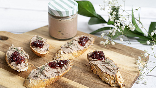 Luxusní domácí paštika na chleba i na topinky: Z kuřecích jater je krásně jemná a porce vyjde na míň než 10 korun