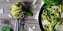 Janovské těstoviny: Přidávají se do nich rané brambory a zelené fazolky, domácí bazalkové pesto je zárukou báječné lahodné chuti