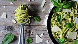 Janovské těstoviny: Přidávají se do nich rané brambory a zelené fazolky, domácí bazalkové pesto je zárukou báječné lahodné chuti