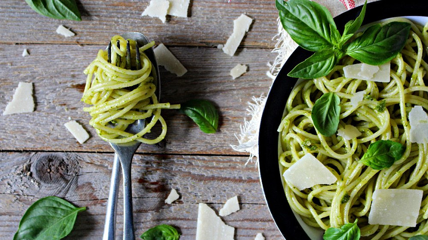 5 výborných jídel z těstovin, která nezruinují vaši peněženku: Fleky se zelím, kolínka s játry nebo špagety s chilli chutnají skvěle