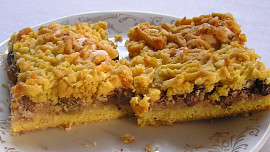 Hraběnčiny řezy: Noblesní jablečný moučník z obyčejných surovin. Jeho čtyřem vrstvám nikdo neodolá