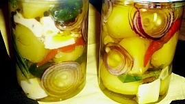 Bramboroví utopenci jsou výbornou levnou chuťovkou, která nadchne i vegetariány. S pivním sýrem jsou báječné