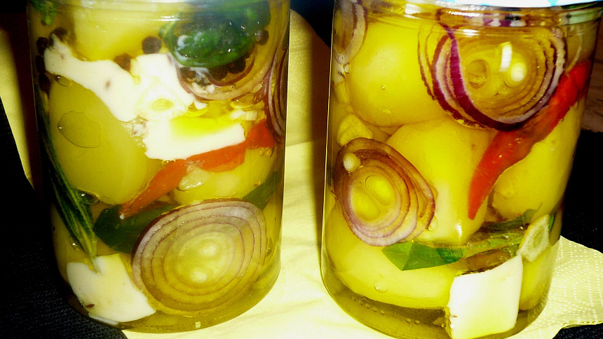 Bramboroví utopenci jsou výbornou levnou chuťovkou, která nadchne i vegetariány. S pivním sýrem jsou báječné