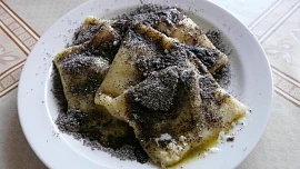 Sladké bramborové taštičky jako od babičky: Plněné povidly s voňavým perníkem, sypané mákem a polité máslem chutnají božsky