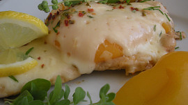 Kuřecí plátek s broskví a sýrem: Retro klasika, která bude ještě lepší, když maso zůstane šťavnaté a použijete kvalitní sýr