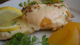 Kuřecí plátek s broskví a sýrem: Retro klasika, která bude ještě lepší, když maso zůstane šťavnaté a použijete kvalitní sýr