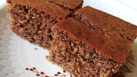 RECEPT: Nadýchaný hrnečkový perník voní kakaem a skořicí, na přípravu je snadný a chutná božsky