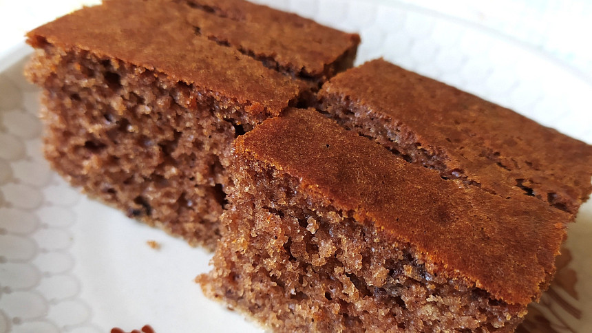 RECEPT: Nadýchaný hrnečkový perník voní kakaem a skořicí, na přípravu je snadný a chutná božsky