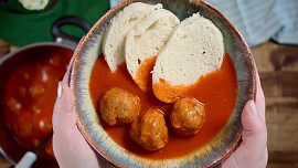 Nejlepší rajská je s masovými kuličkami: Díky těmto pár krokům dotáhnete chuť oblíbené omáčky k dokonalosti