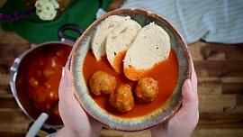 Nejlepší rajská je s masovými kuličkami: Díky těmto pár krokům dotáhnete chuť oblíbené omáčky k dokonalosti