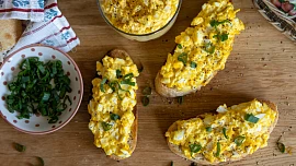 K Velikonocům patří vaječná pomazánka: Zapomeňte na klasiku s majonézou, s tuňákem a čerstvými bylinkami chutná božsky